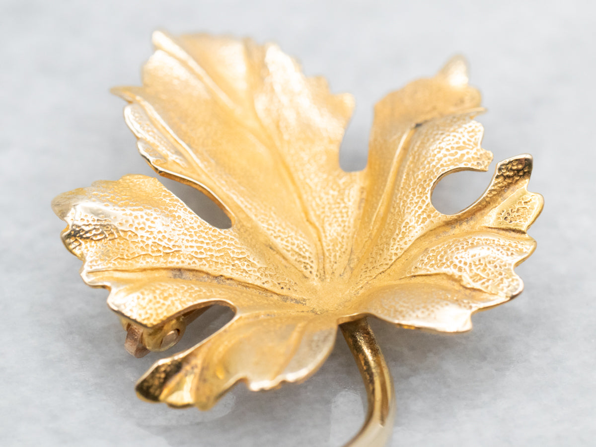 Broche de hoja de oro amarillo