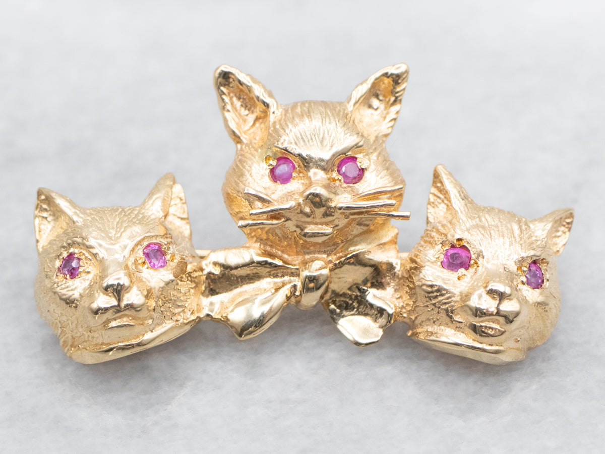 Broche Gatos de Oro Amarillo con Ojos de Rubí Sintético