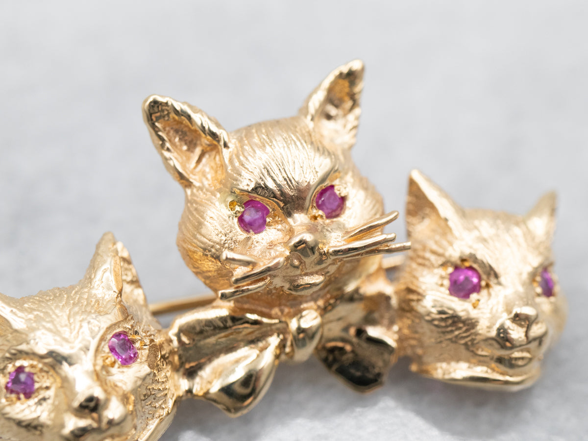 Broche Gatos de Oro Amarillo con Ojos de Rubí Sintético