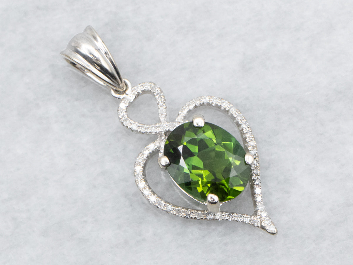 Colgante de turmalina verde en oro blanco con detalles de diamantes