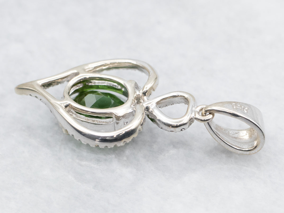 Colgante de turmalina verde en oro blanco con detalles de diamantes