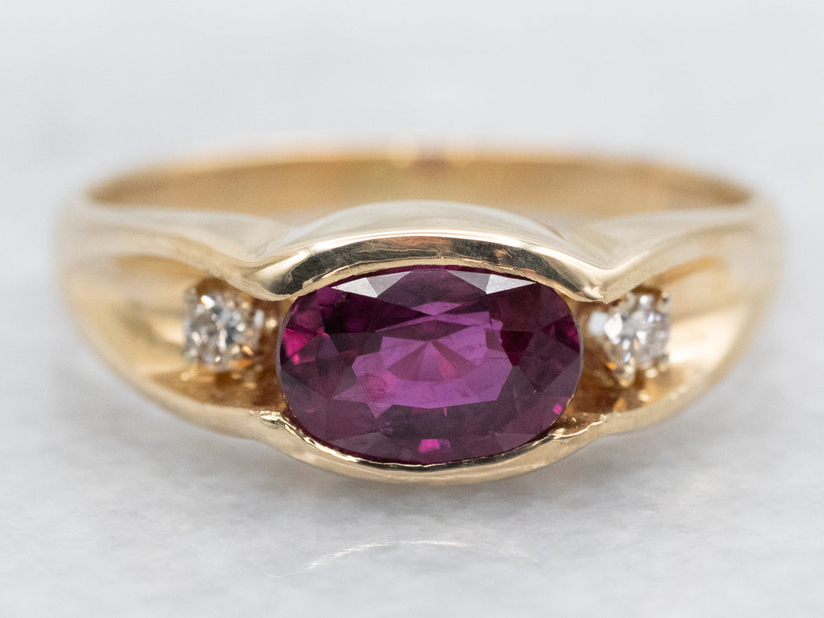 Anillo de oro amarillo con zafiro rosa de este a oeste con detalles de diamantes