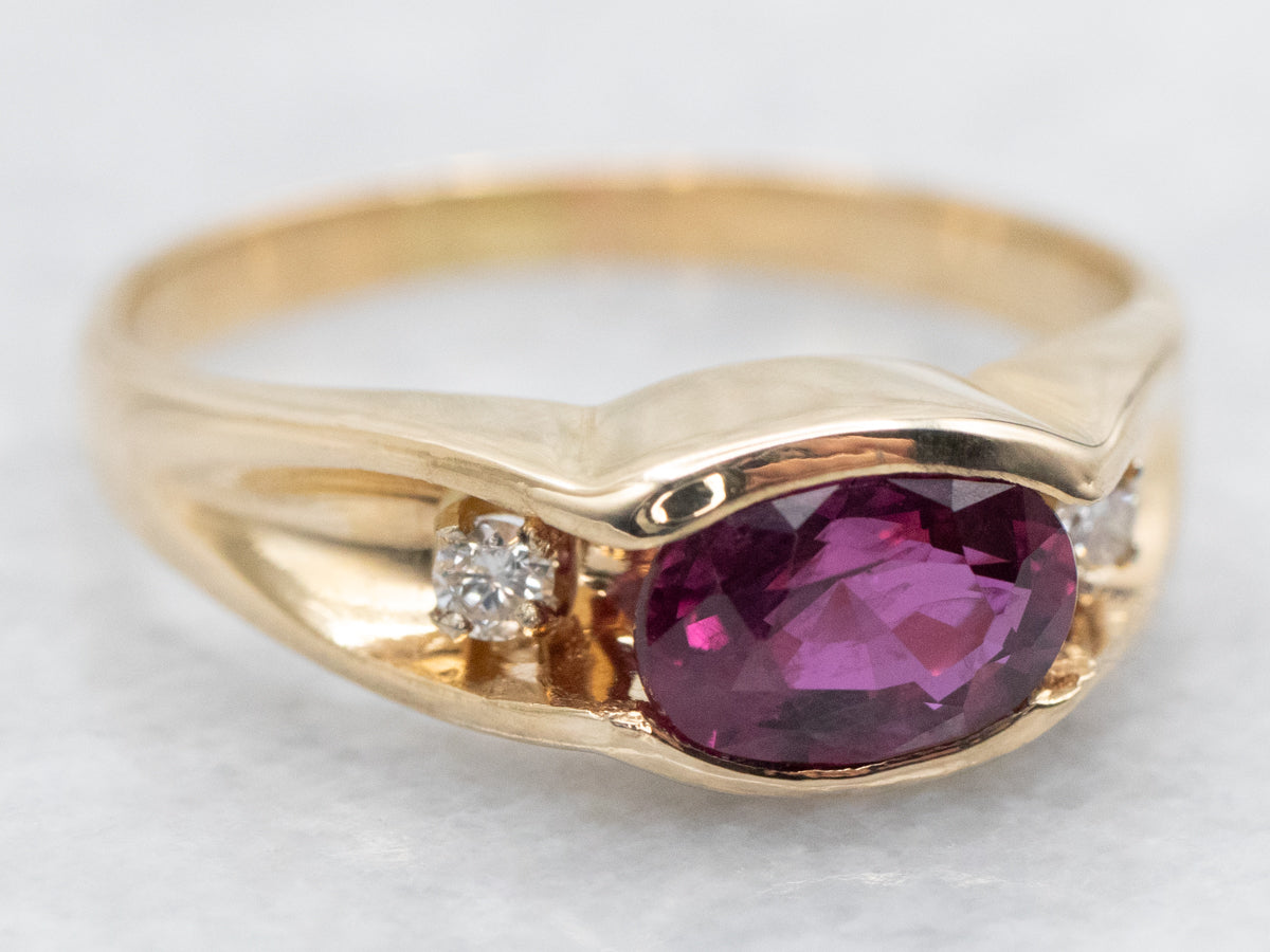 Anillo de oro amarillo con zafiro rosa de este a oeste con detalles de diamantes