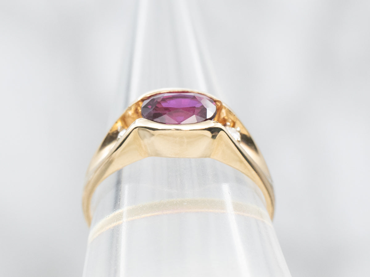 Anillo de oro amarillo con zafiro rosa de este a oeste con detalles de diamantes