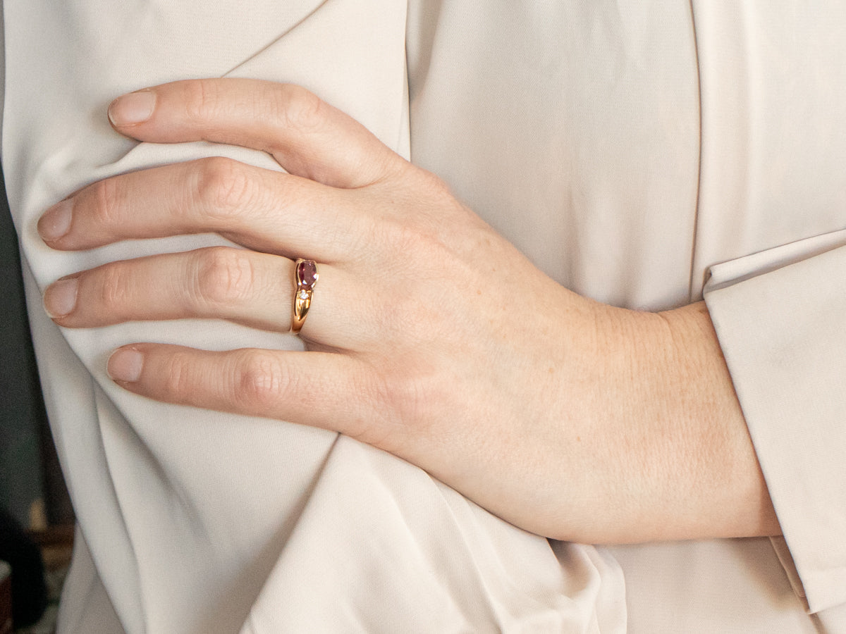 Anillo de oro amarillo con zafiro rosa de este a oeste con detalles de diamantes