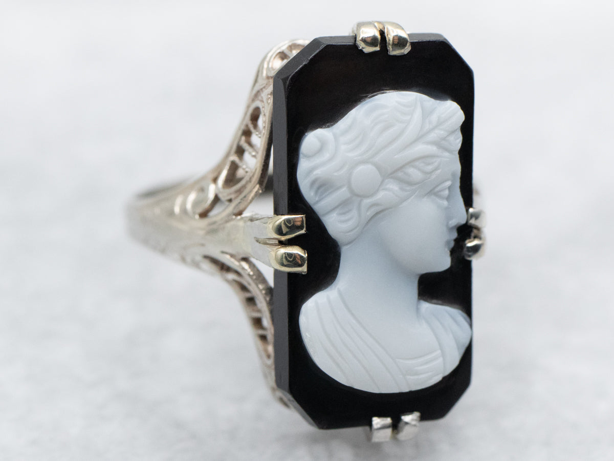 Anillo de camafeo de ónix de oro blanco