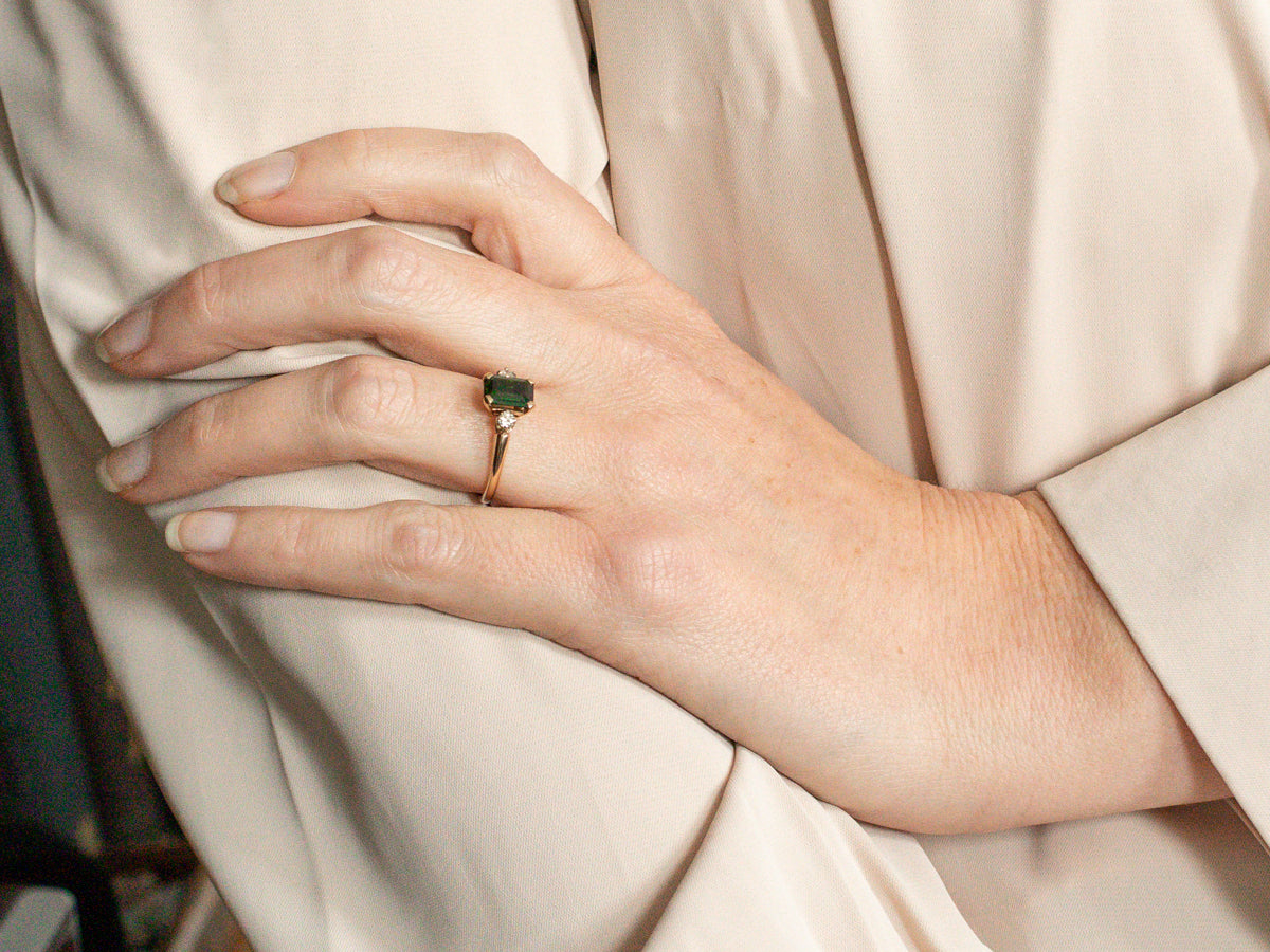 Anillo de turmalina verde y diamantes