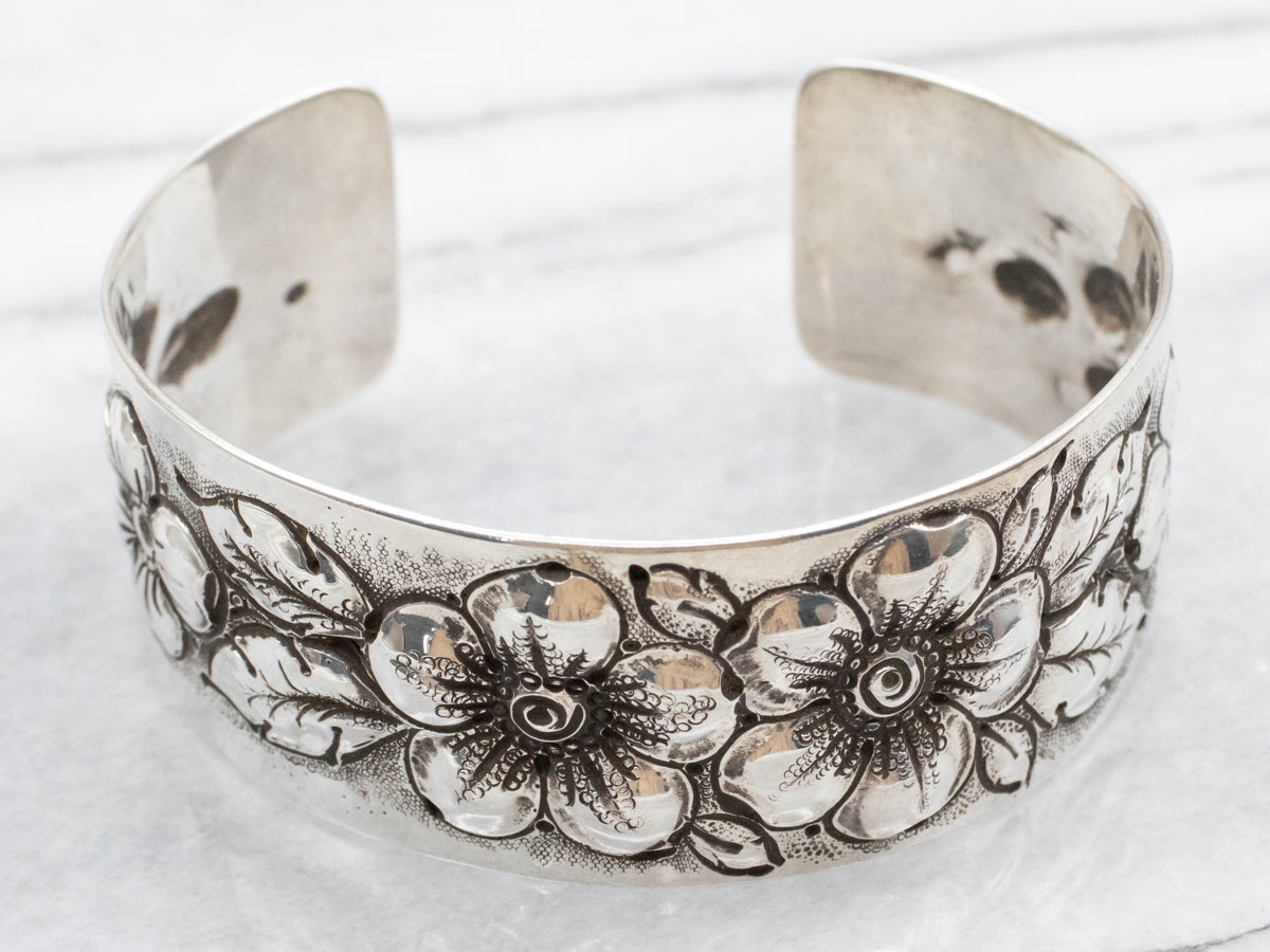 Brazalete antiguo con flores repousse del año 1900