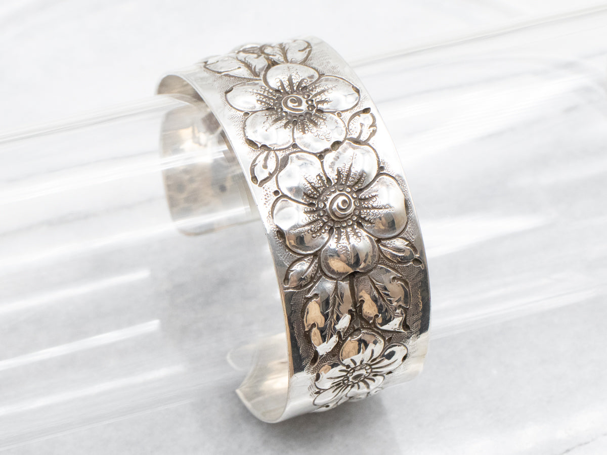 Brazalete antiguo con flores repousse del año 1900