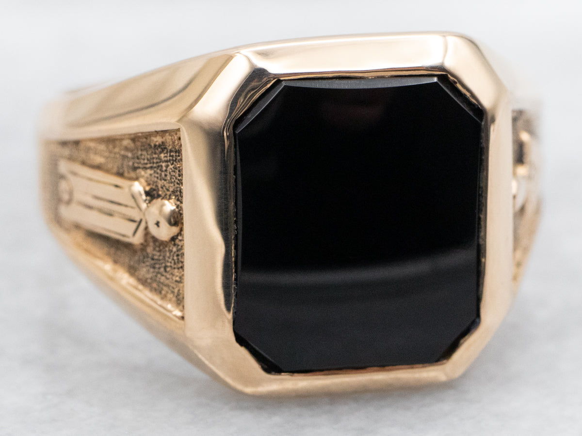 Anillo de escudo masónico de ónix negro de oro amarillo