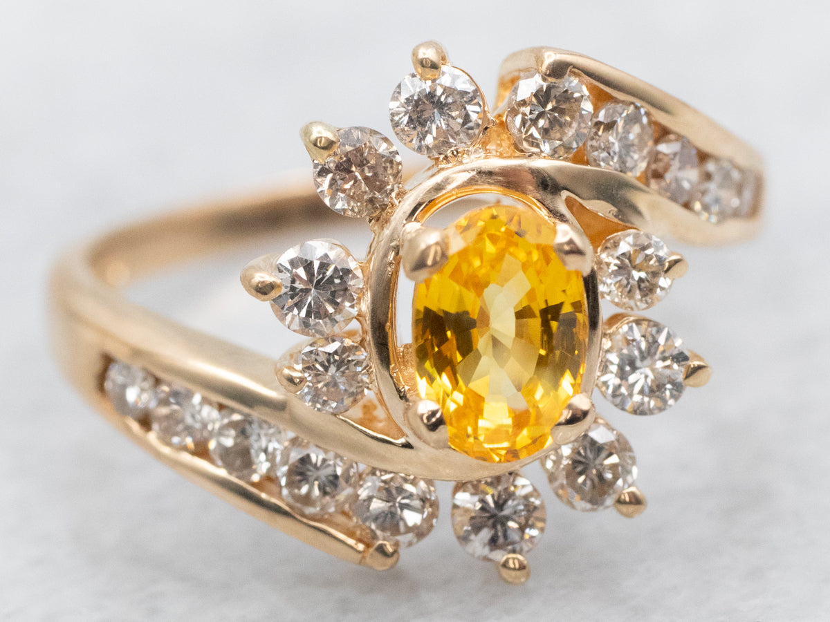 Anillo Bypass de Zafiro Amarillo en Oro Amarillo con Halo y Hombros de Diamantes