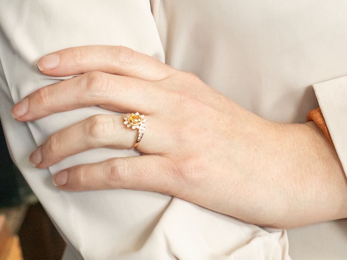 Anillo Bypass de Zafiro Amarillo en Oro Amarillo con Halo y Hombros de Diamantes