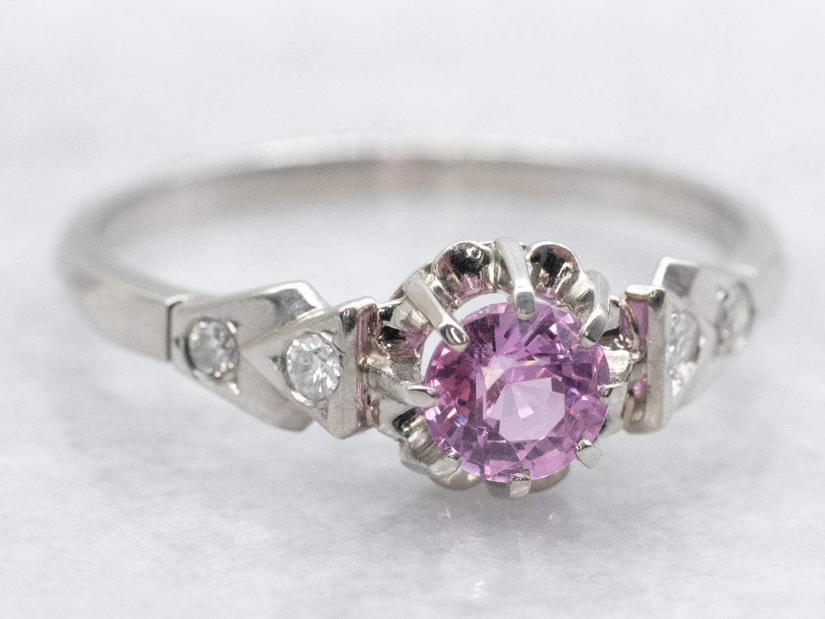 Anillo de oro blanco con zafiro rosa y detalles de diamantes