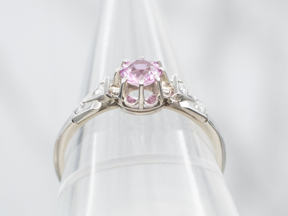 Anillo de oro blanco con zafiro rosa y detalles de diamantes