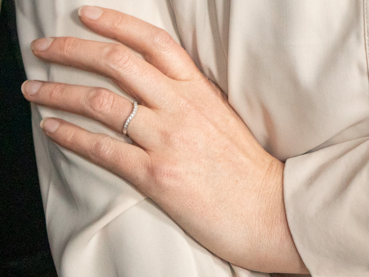 Alianza de boda con protección de diamantes curvada en oro blanco