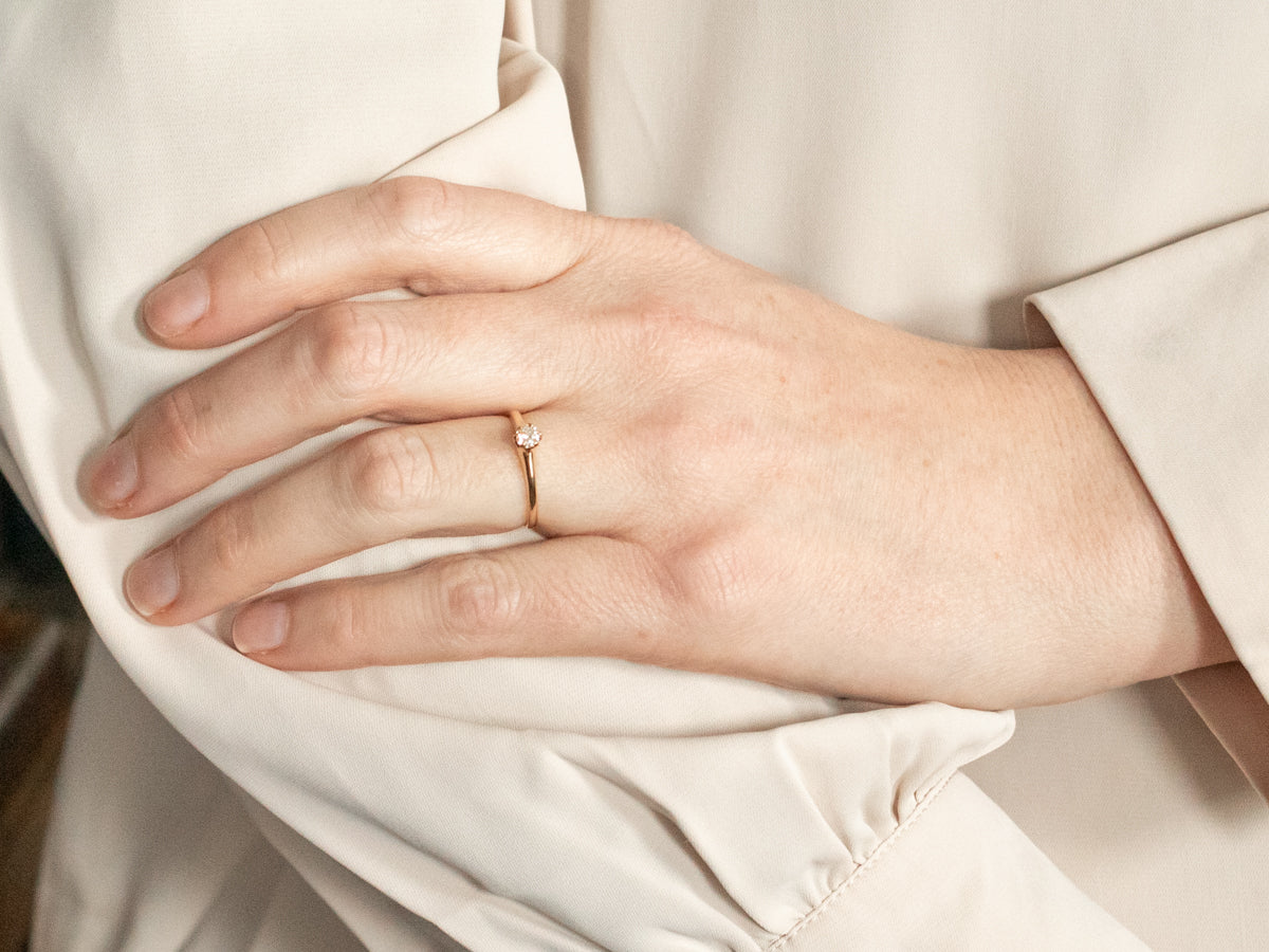 Anillo de compromiso con solitario de diamantes de talla europea en oro amarillo