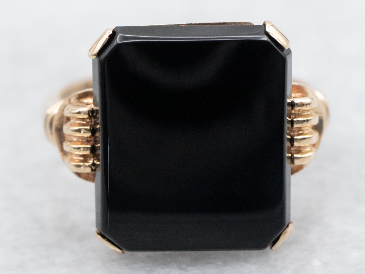 Anillo de ónix negro de la era retro de oro vintage