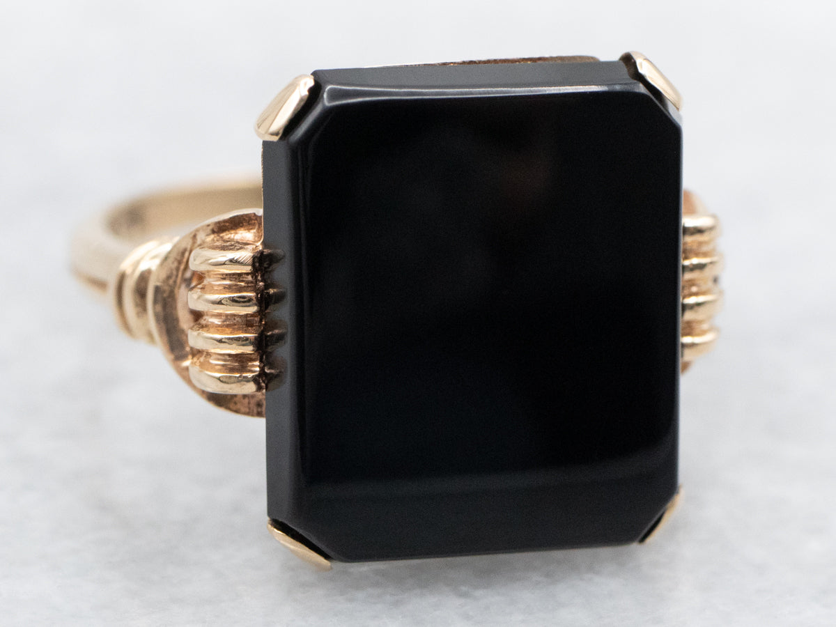 Anillo de ónix negro de la era retro de oro vintage