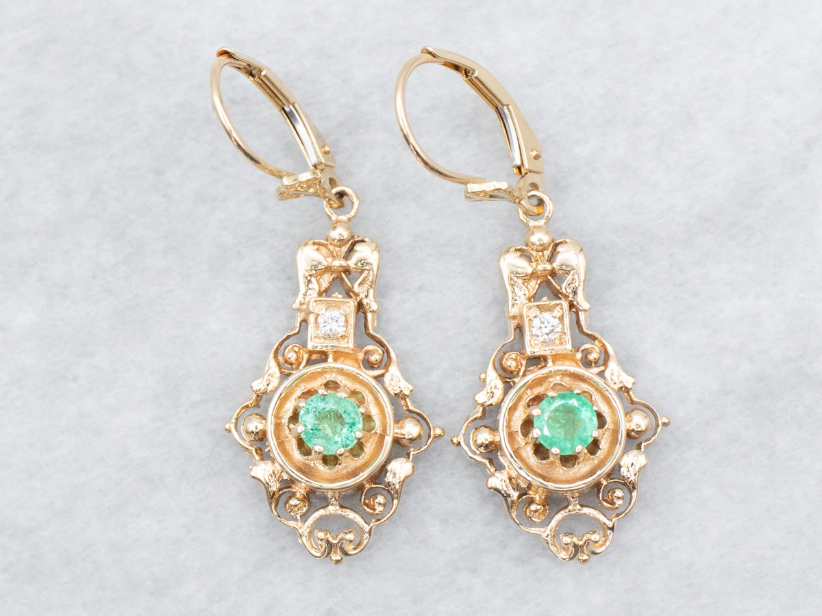 Pendientes colgantes de oro adornados con esmeraldas y diamantes