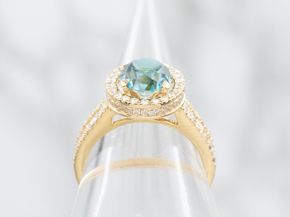 Anillo de Oro Amarillo con Circonitas Azules y Halo de Diamantes