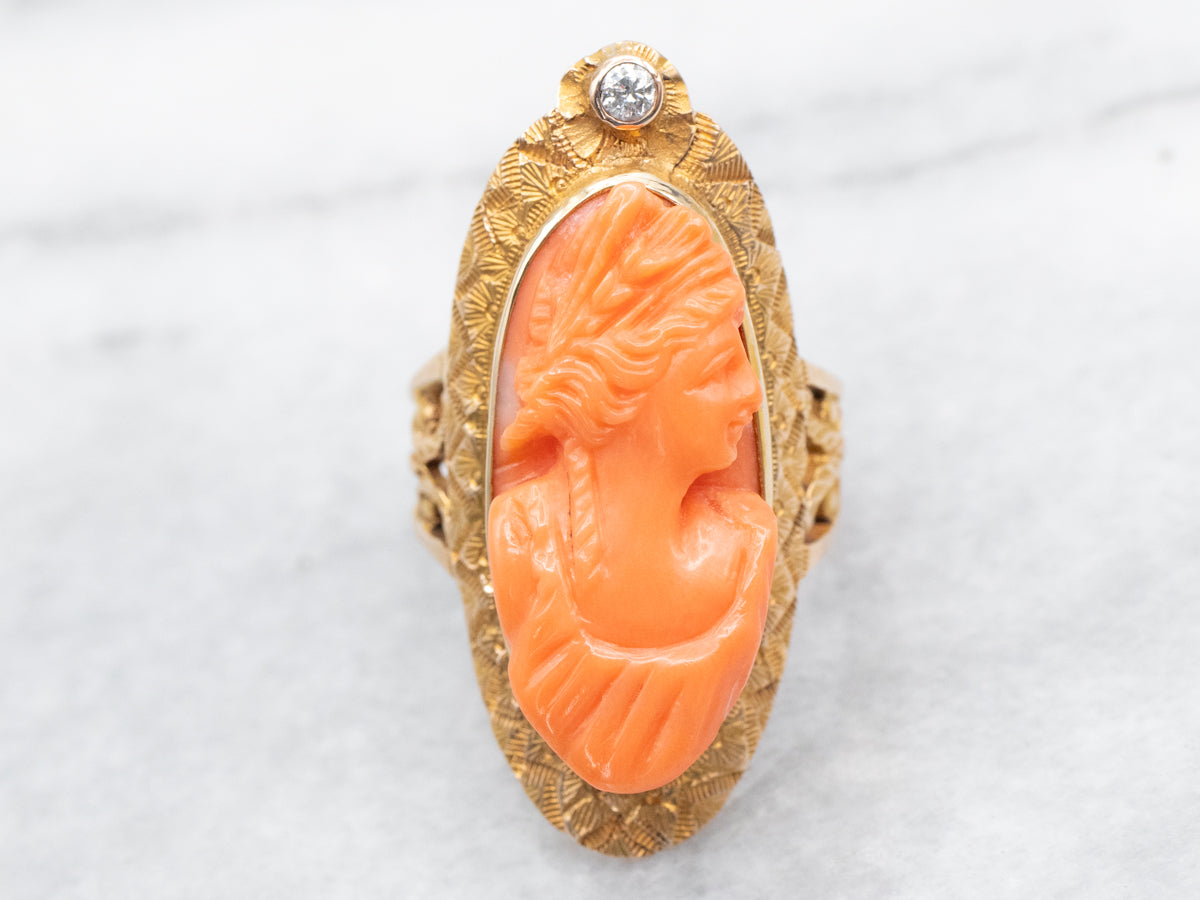 Anillo de camafeo de coral tallado con detalles de diamantes