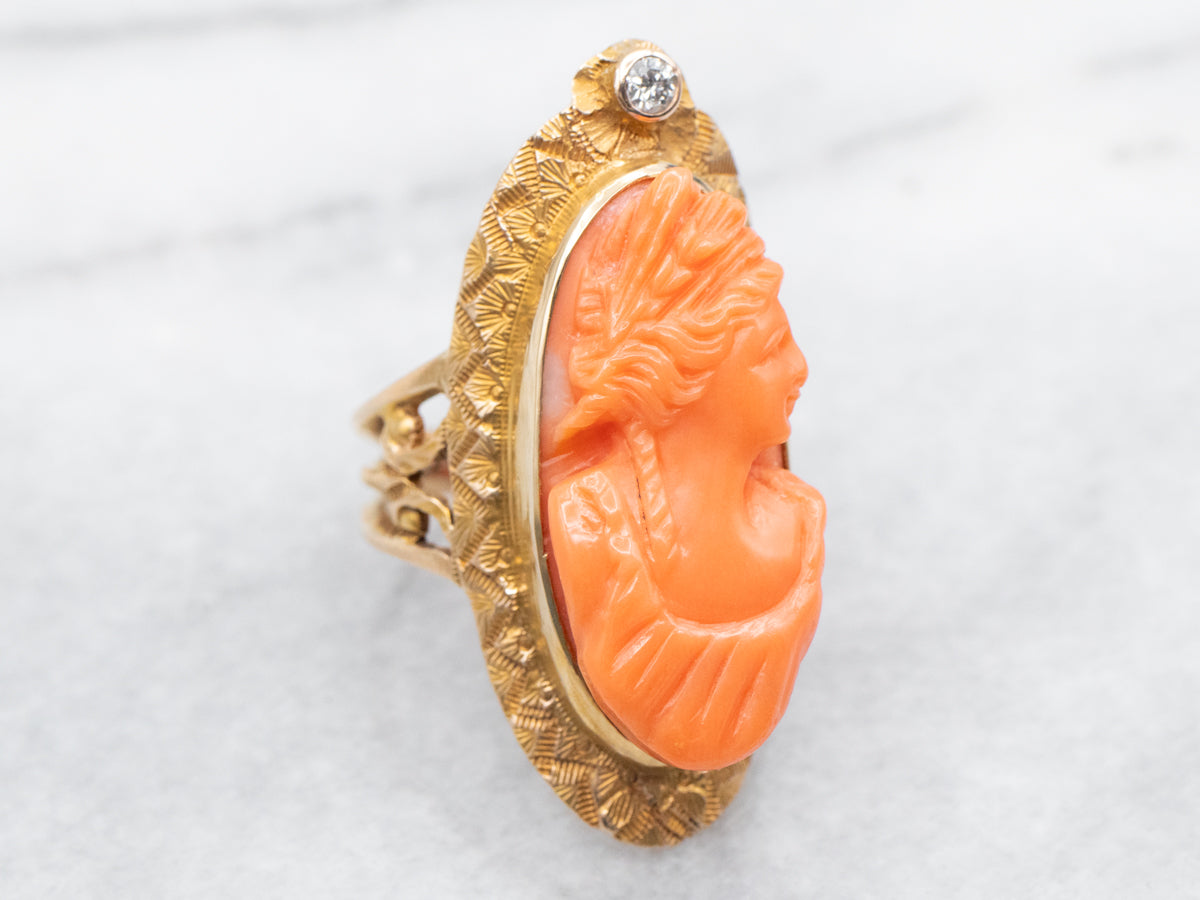 Anillo de camafeo de coral tallado con detalles de diamantes