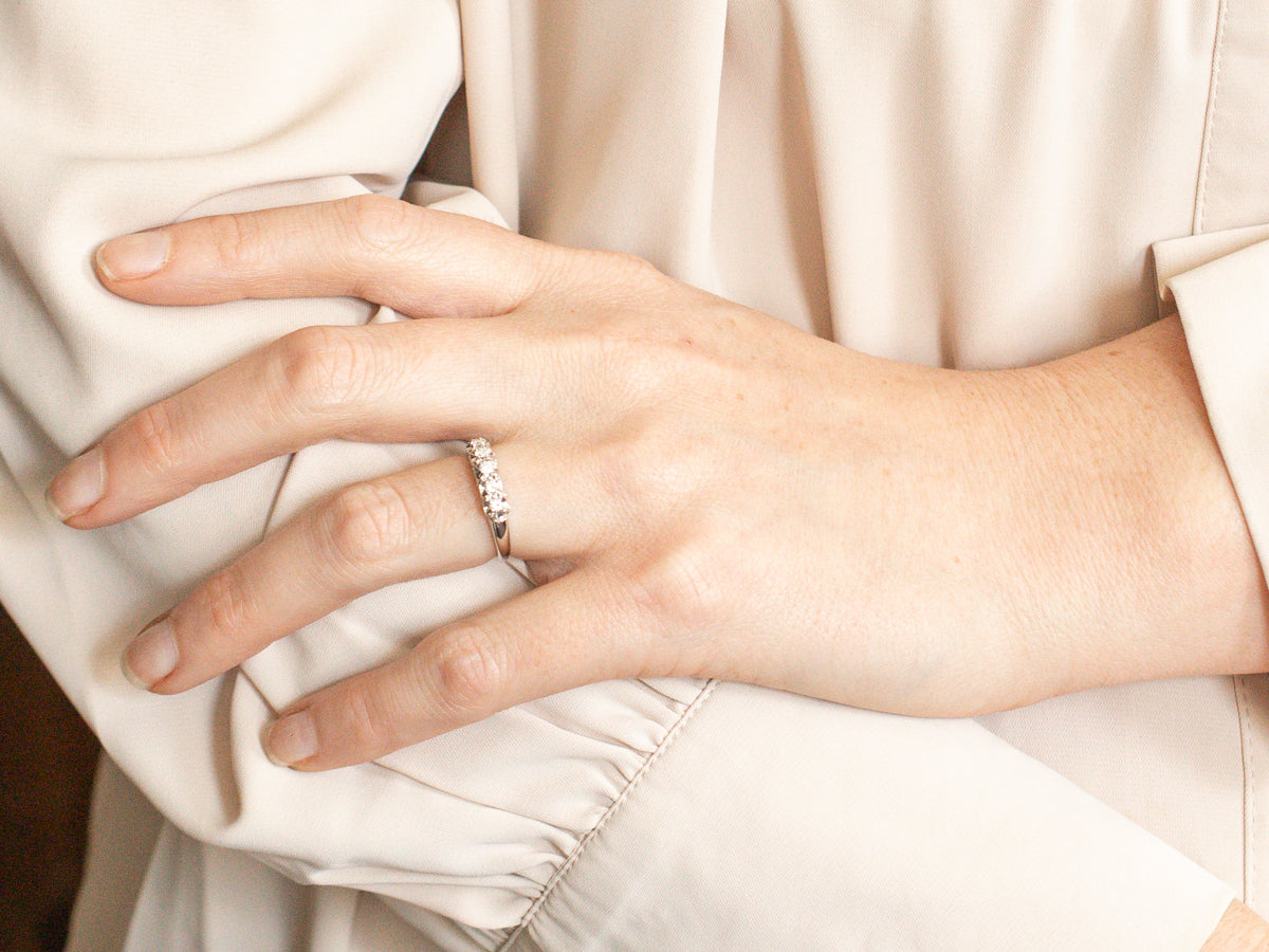 Alianza de boda de oro blanco con diamantes