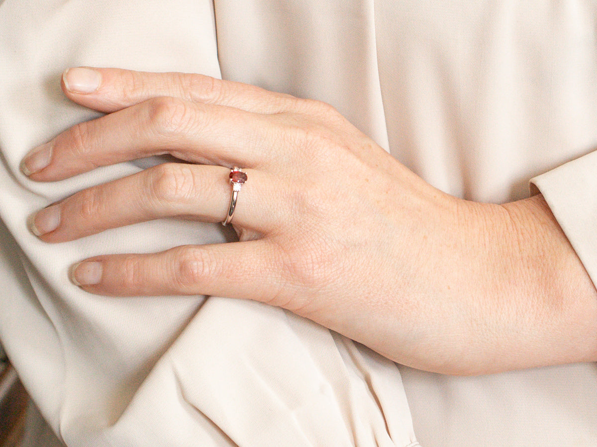 Anillo de compromiso moderno con rubíes y diamantes