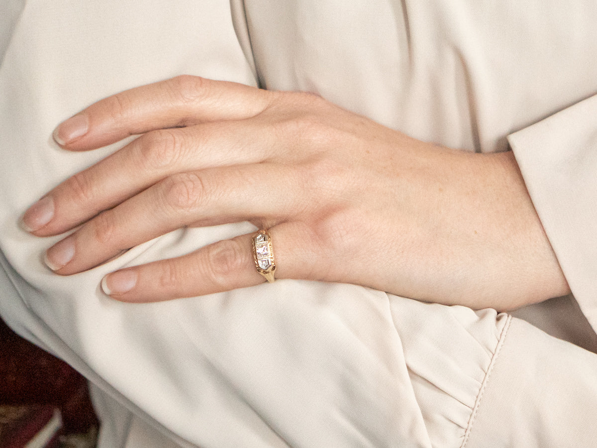 Anillo de compromiso de diamantes de dos tonos con detalles de diamantes