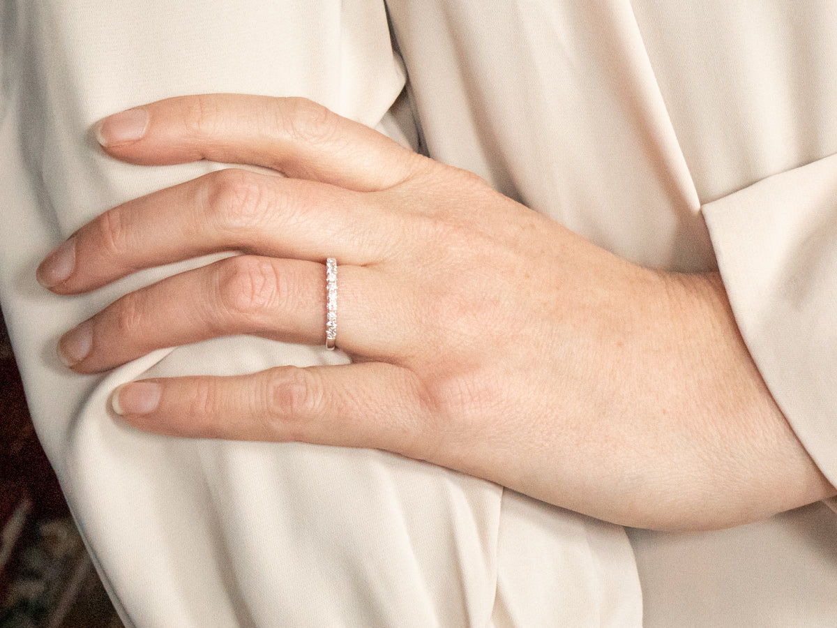 Alianza de boda de oro blanco con diamantes