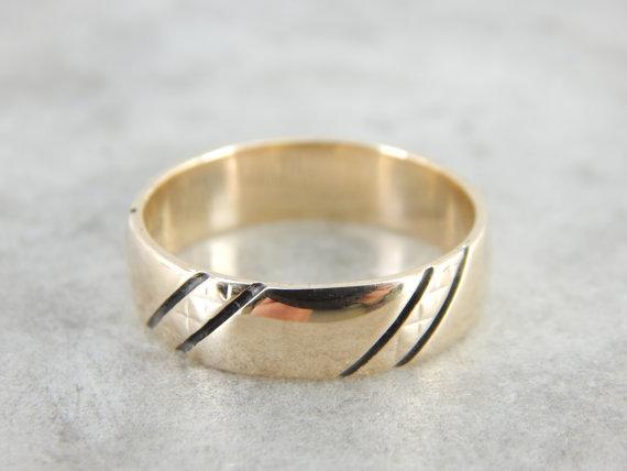 Timeless Lines, Vintage Wedding Band in Yellow Gold