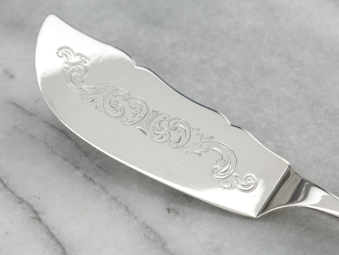 Cuchillo de mantequilla de plata con moneda antigua