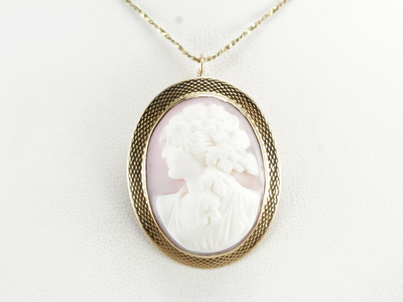 Colgante o broche de cameo de concha rosa vintage