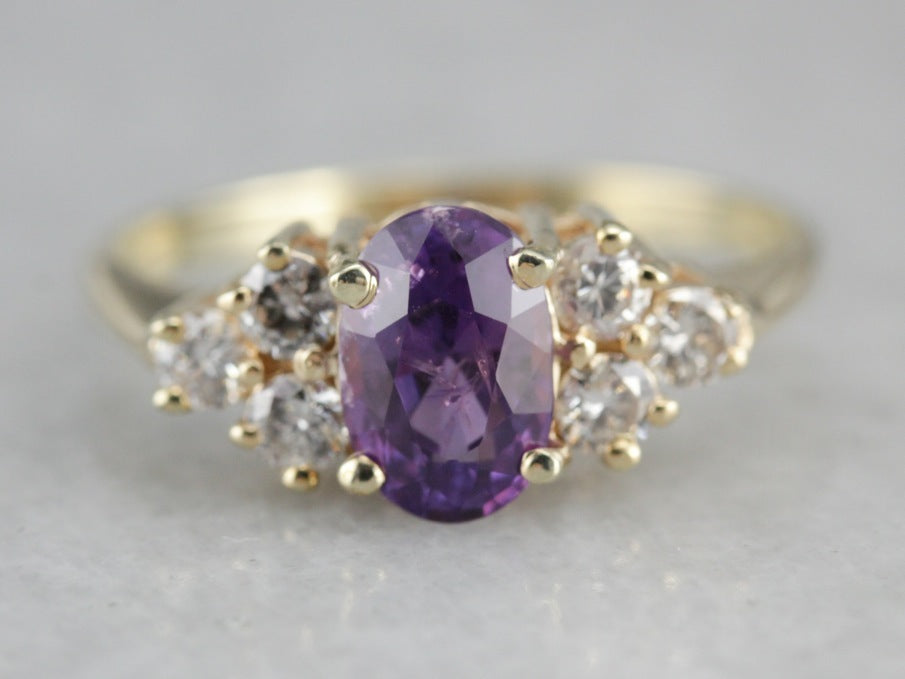 Anillo de compromiso de diamantes y zafiro morado