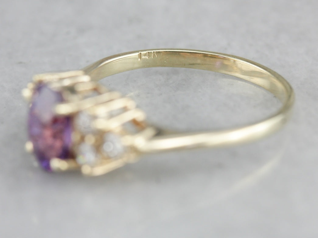 Anillo de compromiso de diamantes y zafiro morado