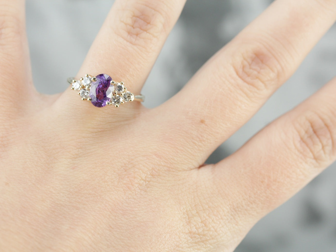 Anillo de compromiso de diamantes y zafiro morado