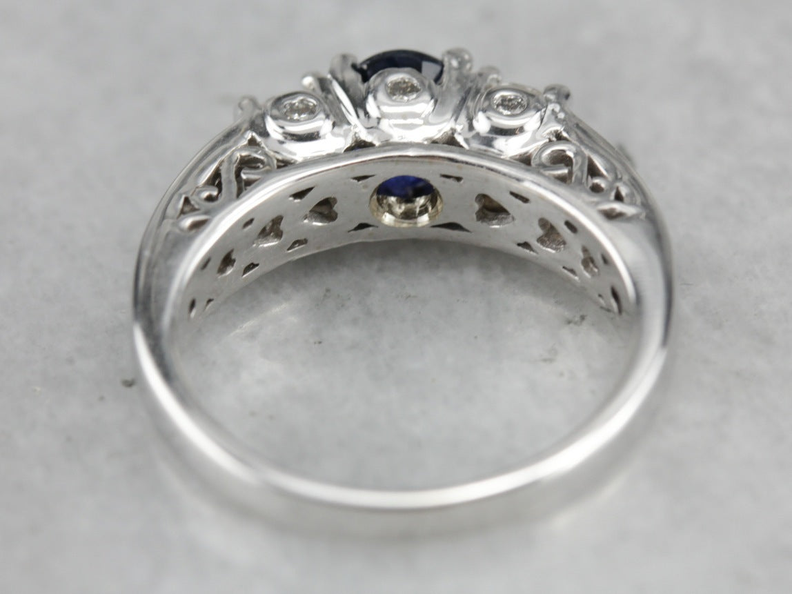 Anillo de compromiso con zafiro y diamantes