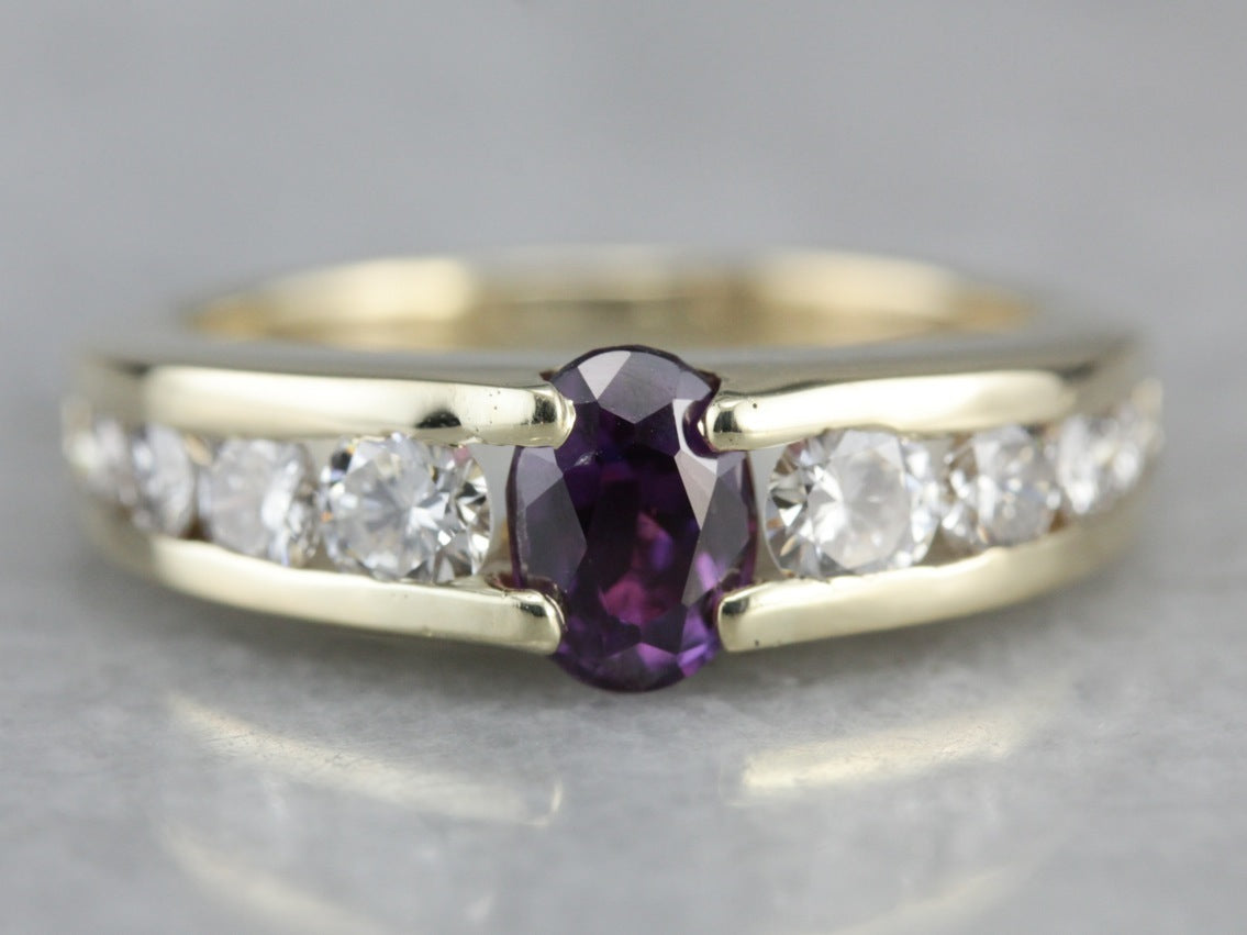 Anillo de aniversario de diamantes con zafiro morado