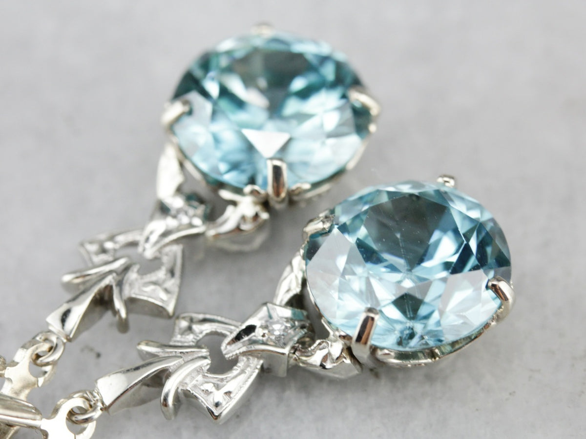 Pendientes colgantes de diamantes y circonitas azules en oro blanco