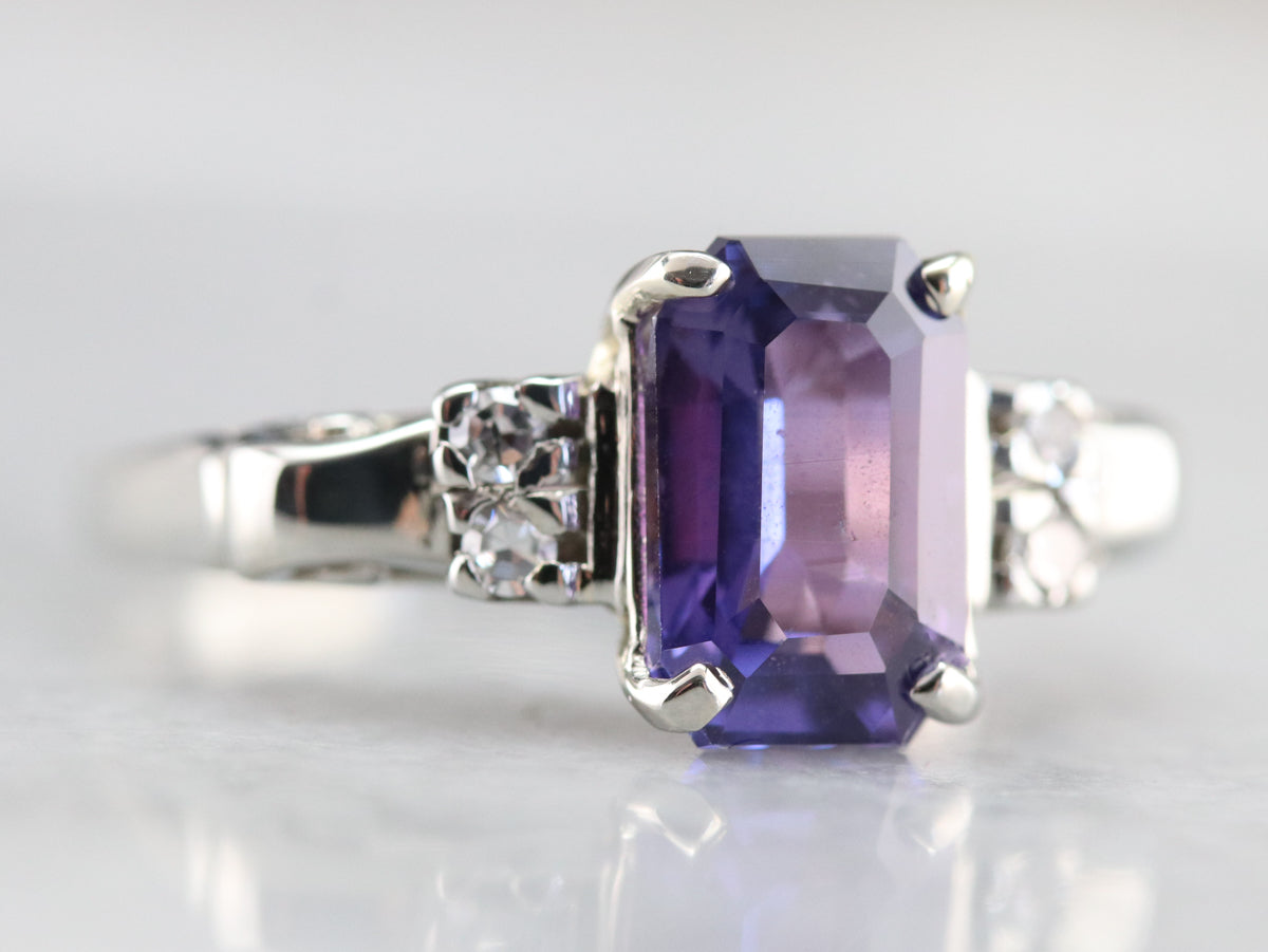 Anillo de diamantes y zafiro de Ceilán morado