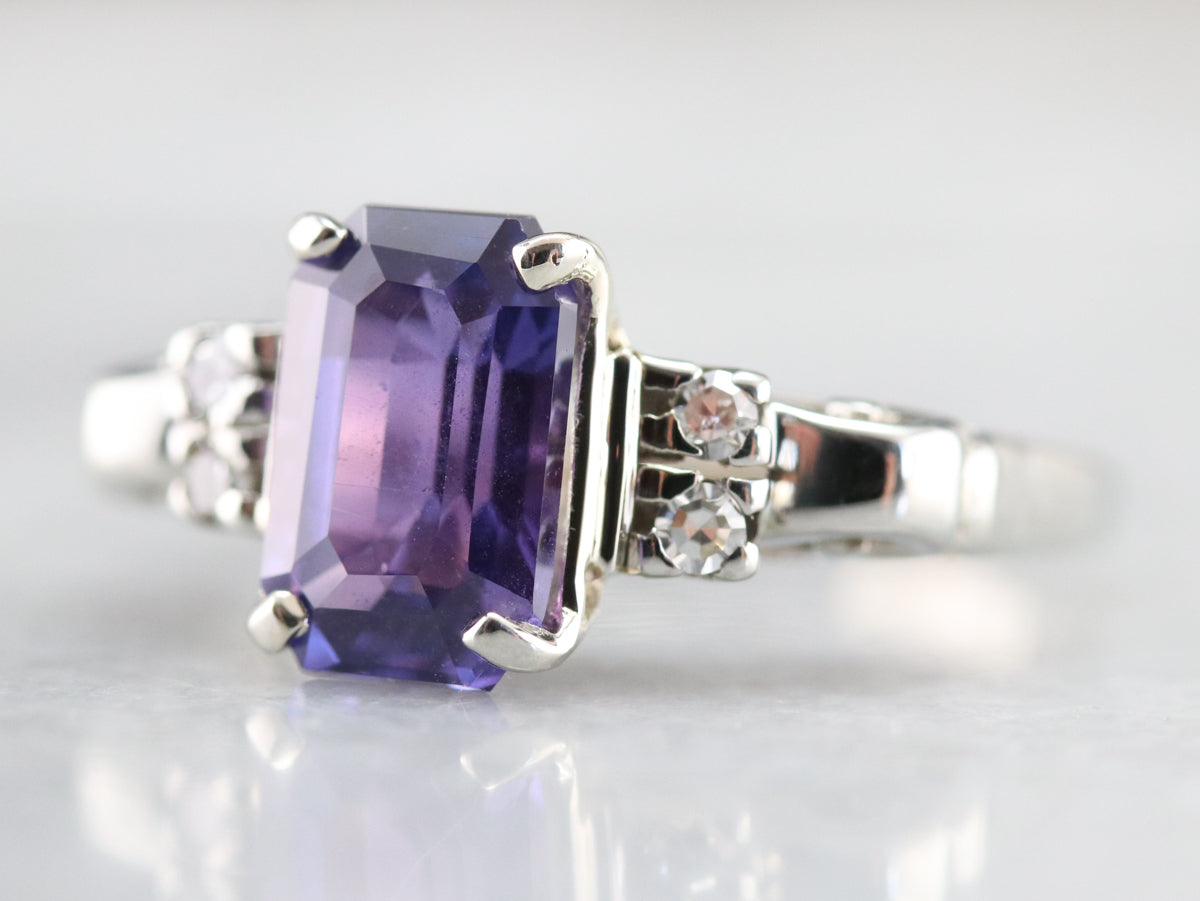 Anillo de diamantes y zafiro de Ceilán morado