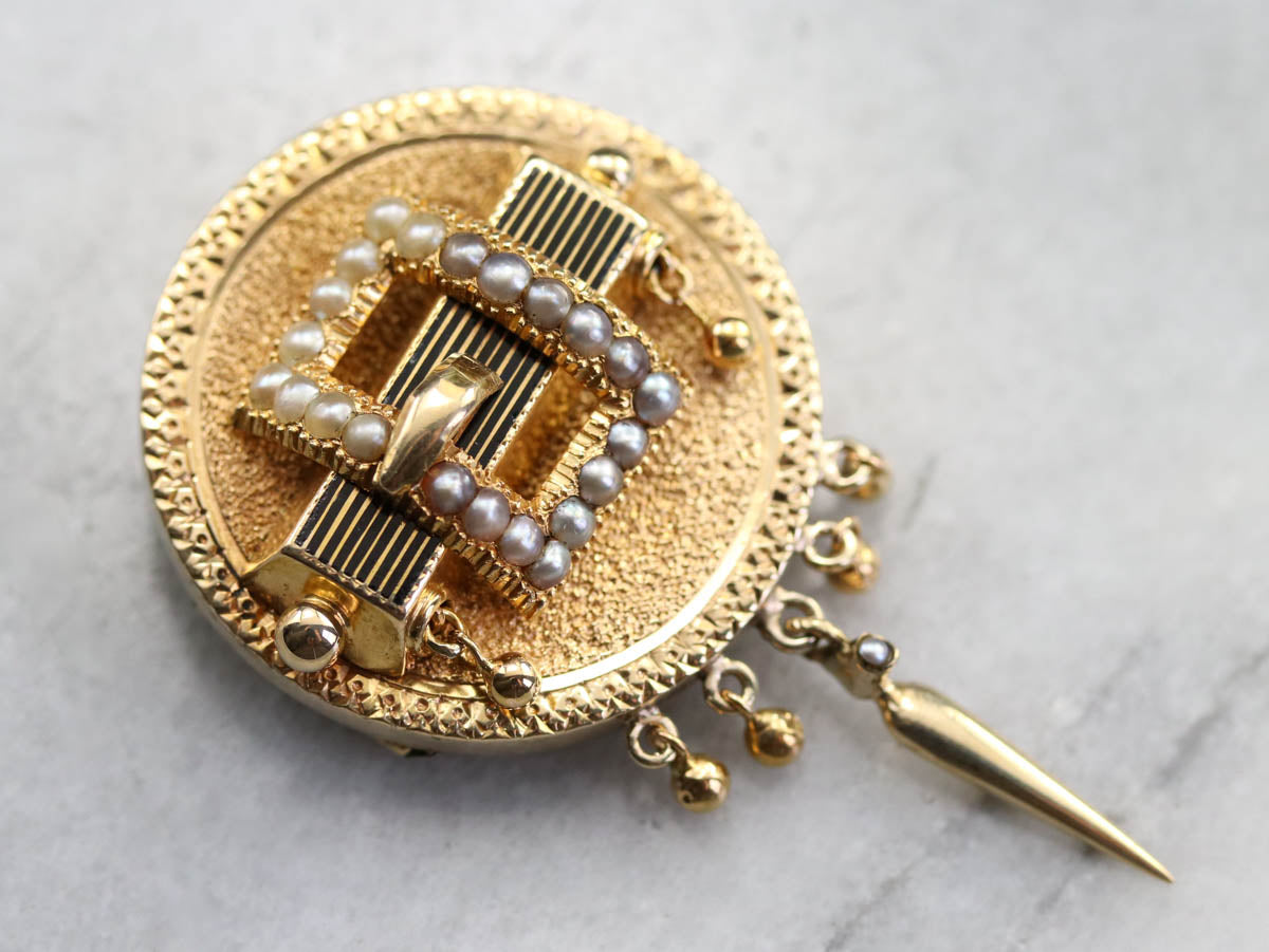 Broche con medallón de oro y perlas de semillas