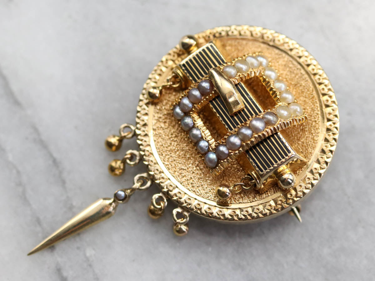 Broche con medallón de oro y perlas de semillas