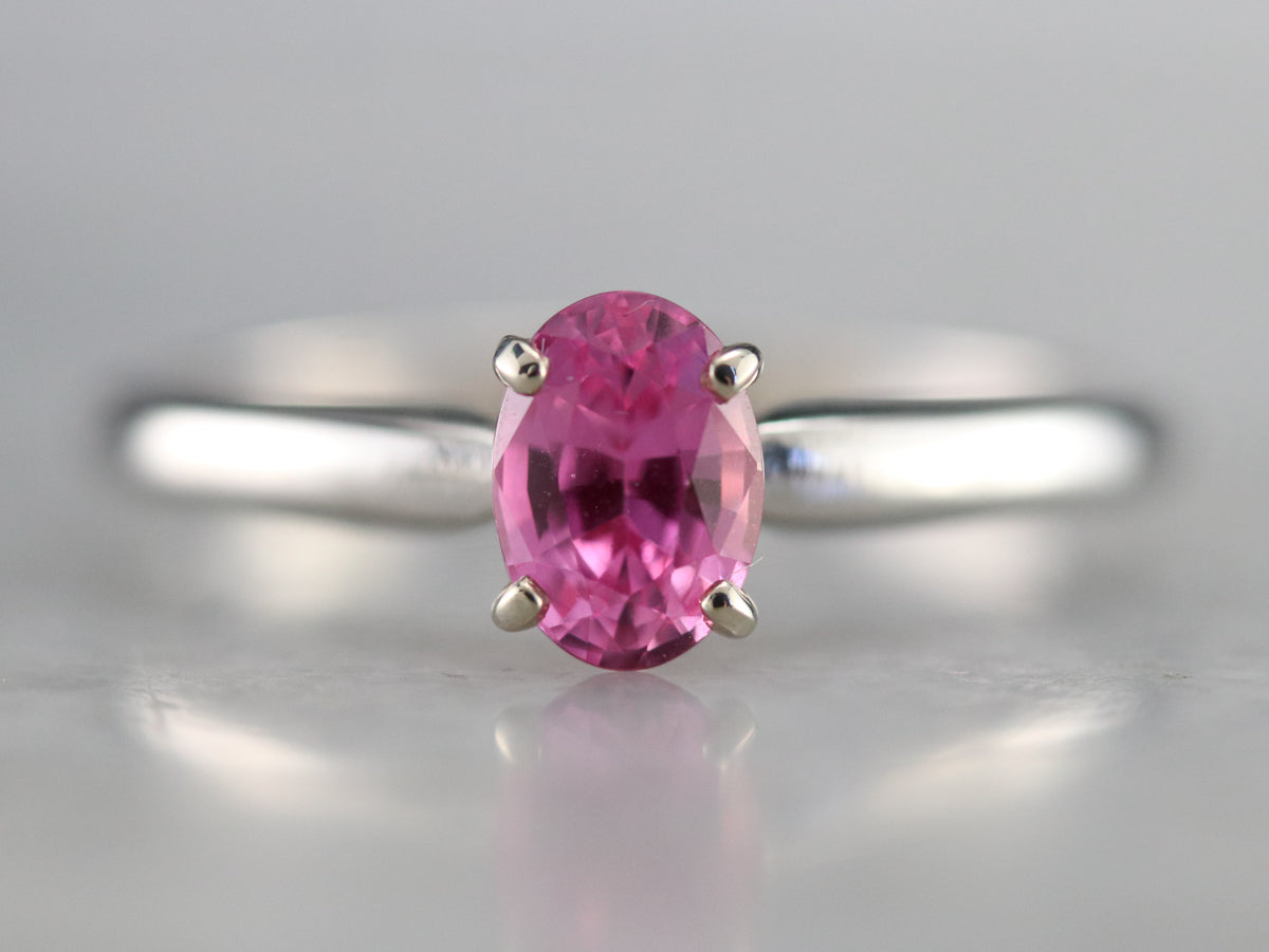 Anillo de compromiso con solitario de platino y zafiro rosa