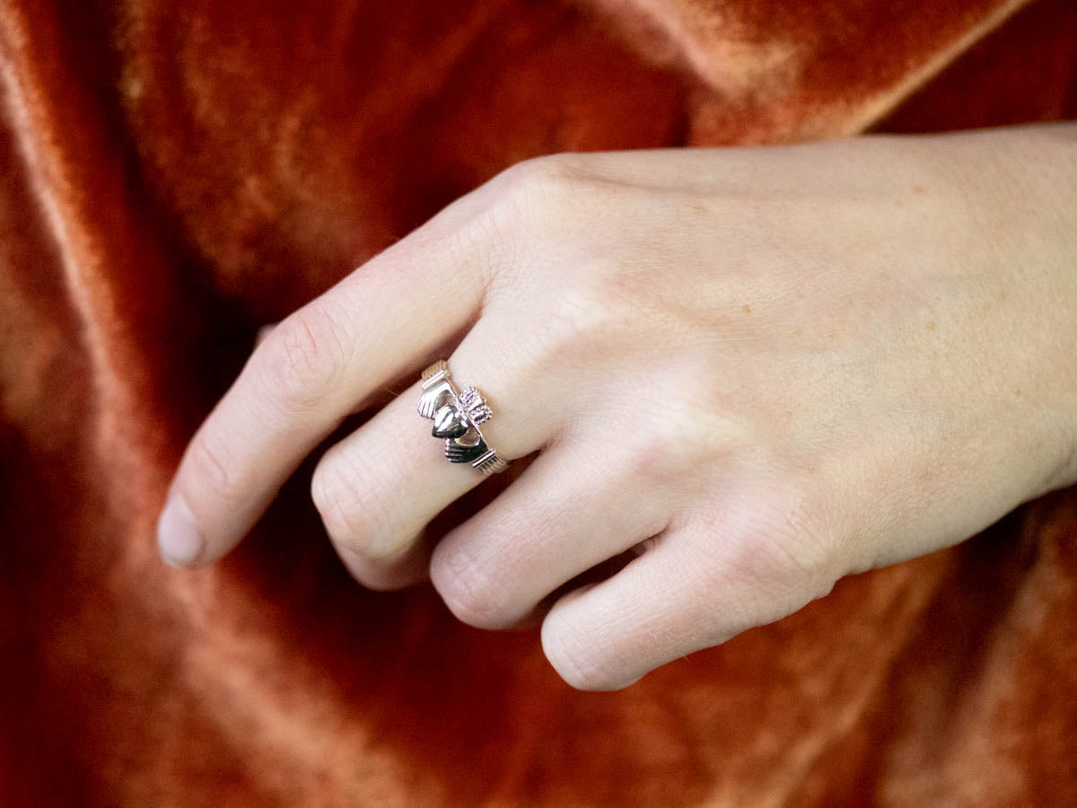 Anillo Claddagh de Oro Blanco