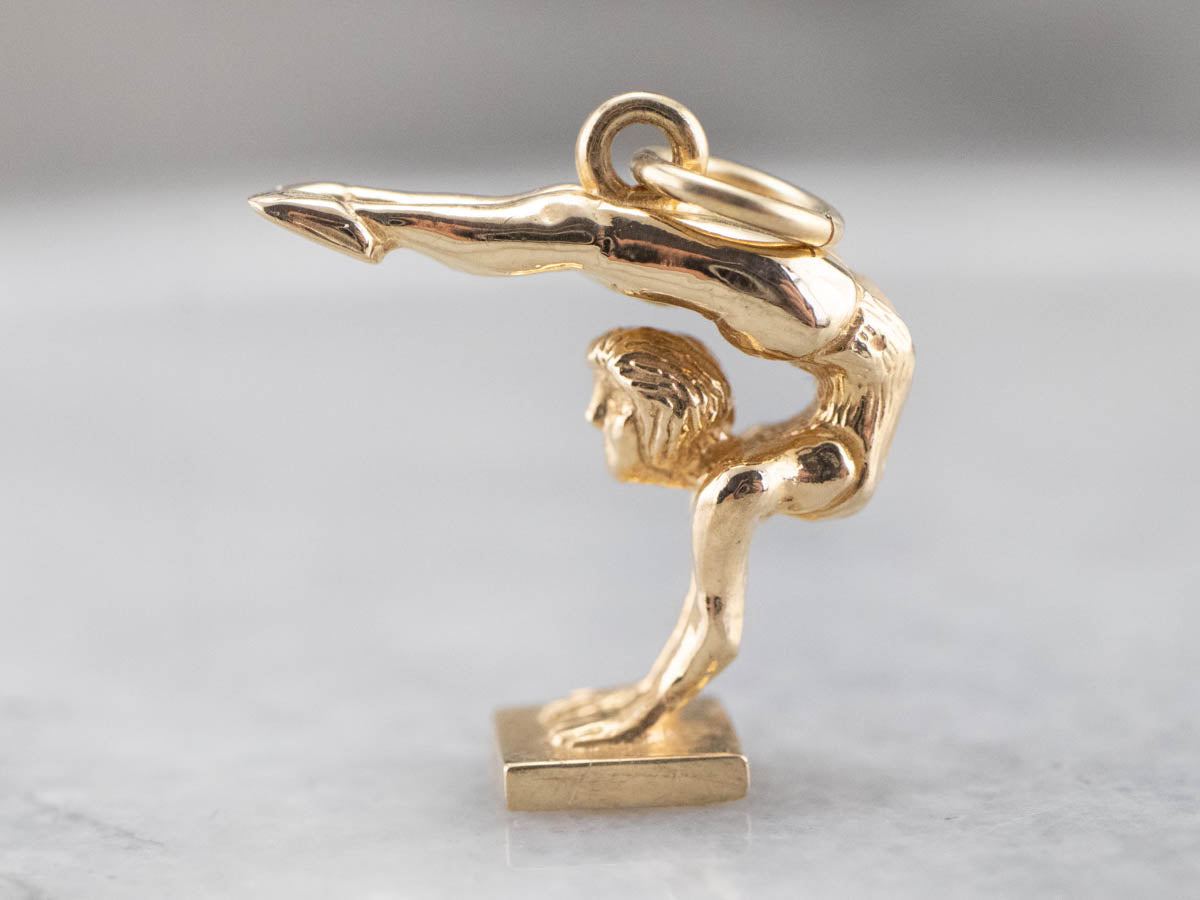 Charm o colgante de gimnasta dorado