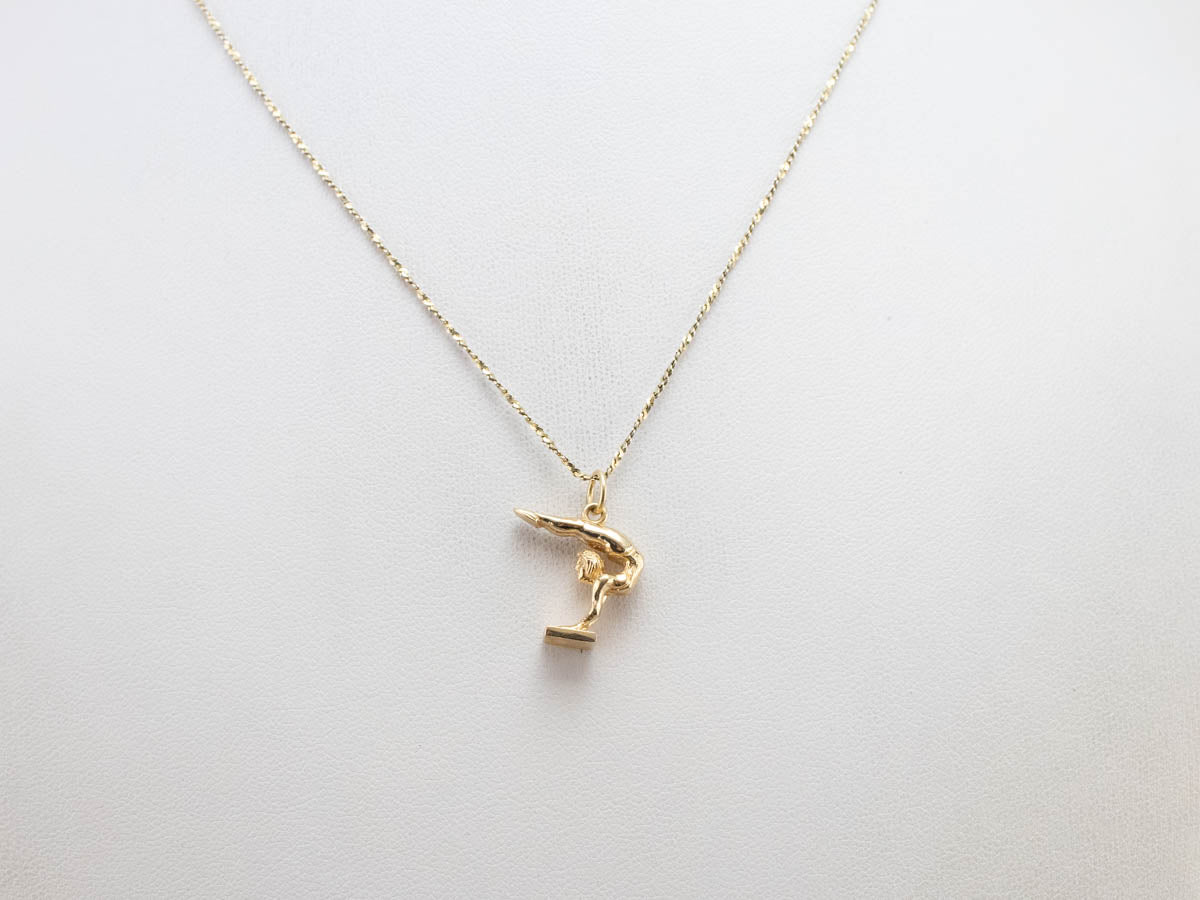 Charm o colgante de gimnasta dorado