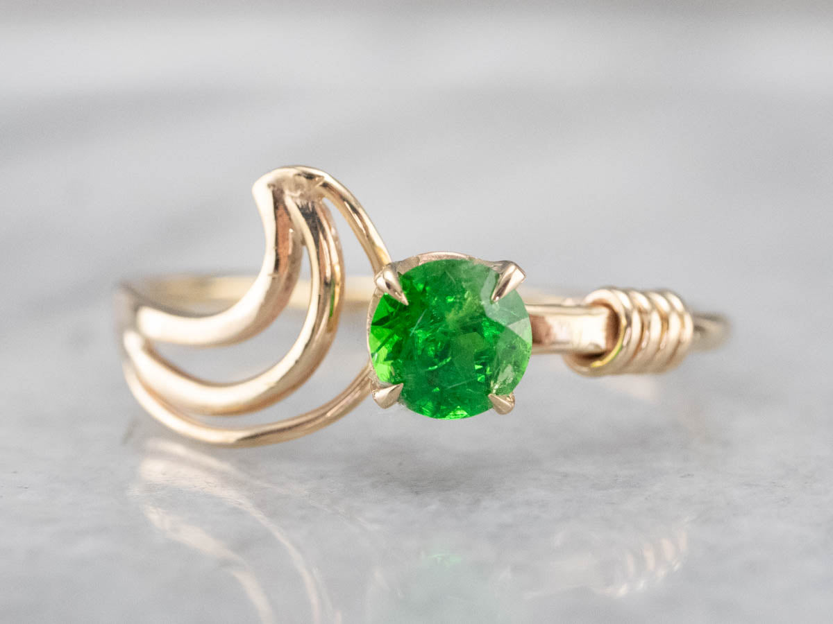 Anillo modernista de granate verde