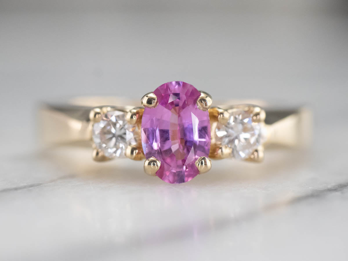 Anillo de compromiso de oro con diamantes y zafiro rosa