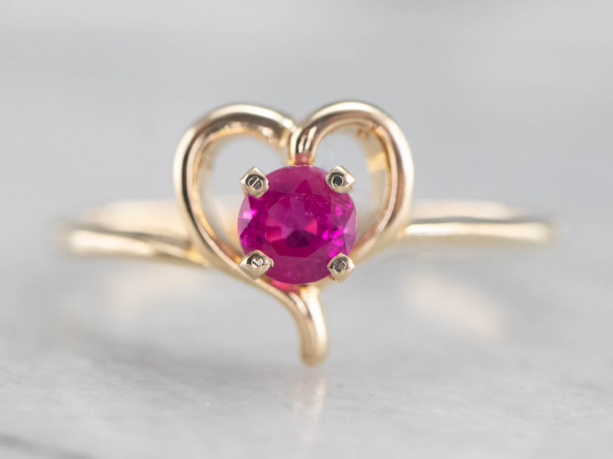 Anillo de oro y rubí con forma de corazón